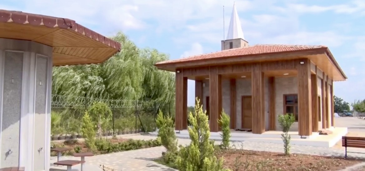 Adana İli Yüreğir İlçesi Alihocalı Mezarlığı Ana ve Ara Yollarda Parke Yapılması ve Seyhan İlçesi Küçükoba Mezarlığına Cami Yapılması İşi (2022)